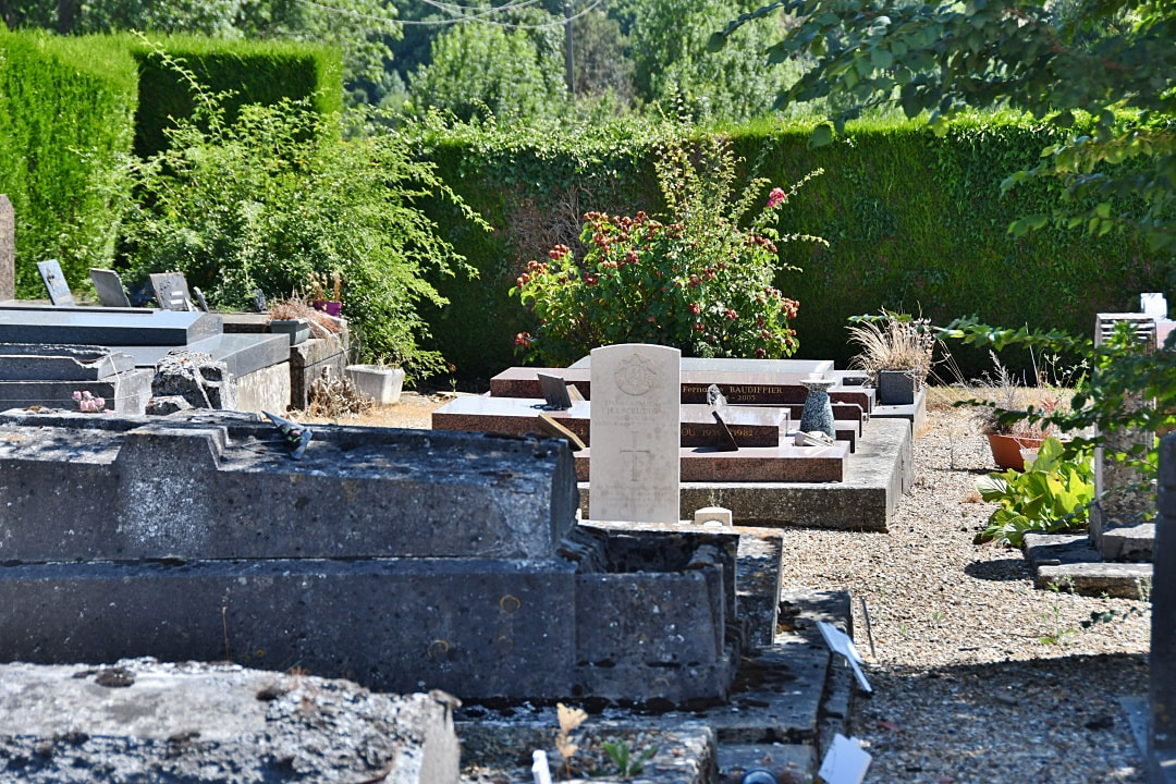 Énencourt-Léage Communal Cemetery