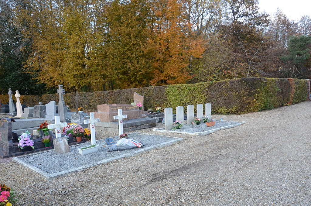 Les Hogues Communal Cemetery