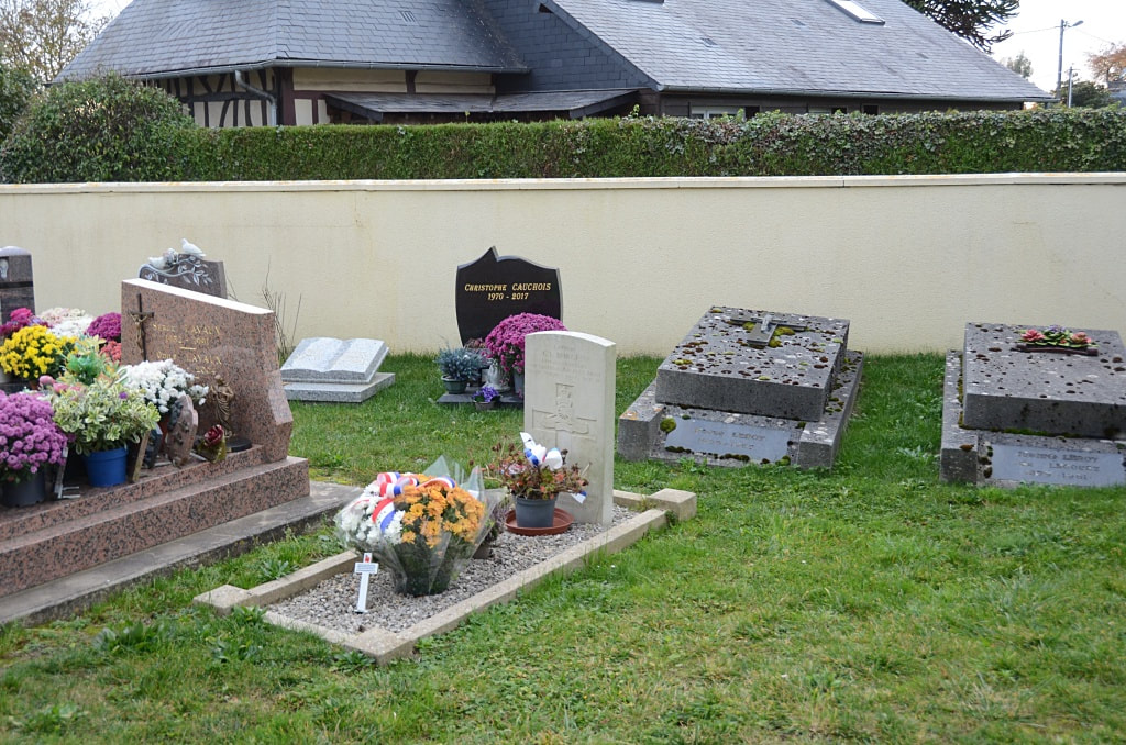 Villez-sur-Neubourg Churchyard