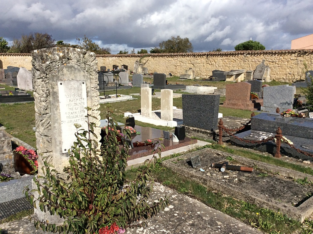 Angoulins Communal Cemetery