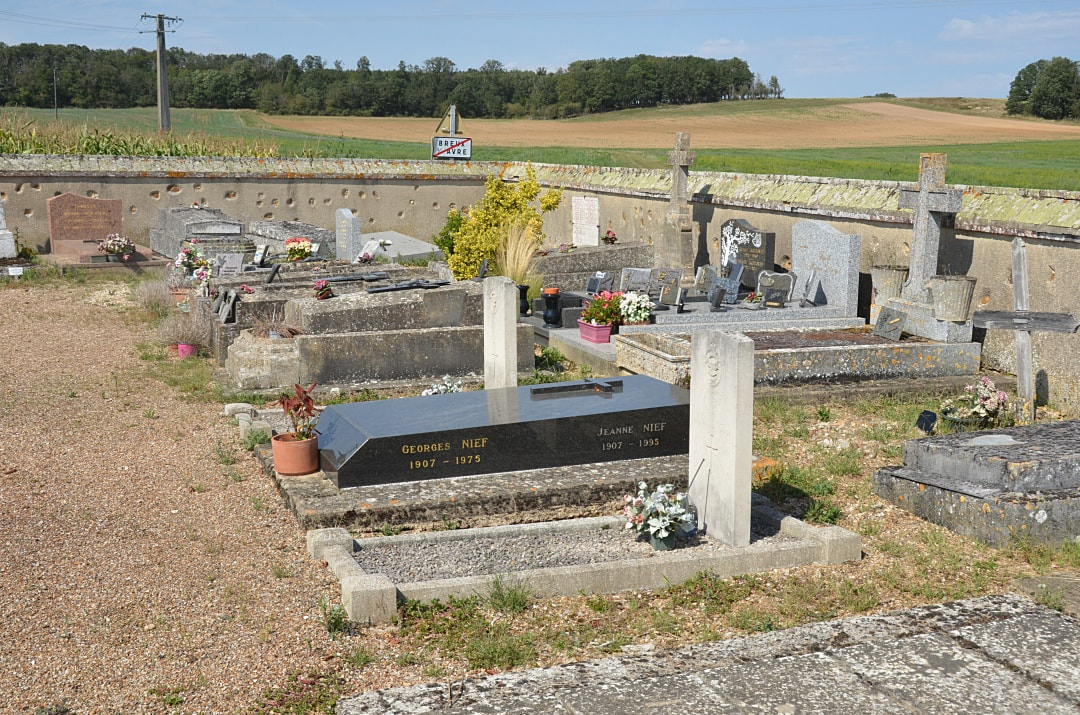 Breux-sur-Avre Communal Cemetery
