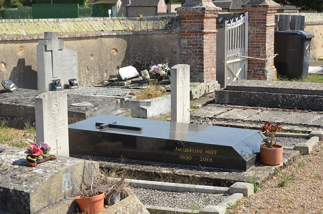 Breux-sur-Avre Communal Cemetery