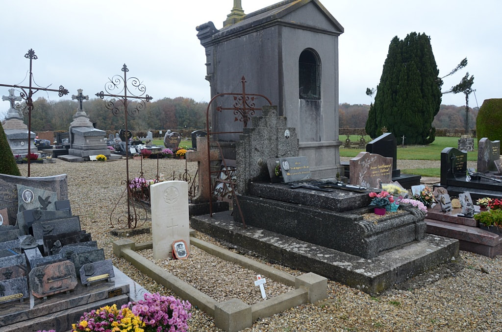 Criquiers Communal Cemetery