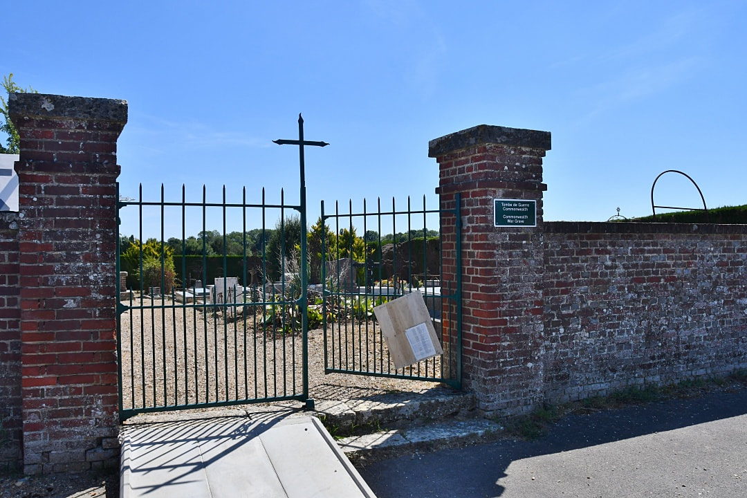Énencourt-Léage Communal Cemetery