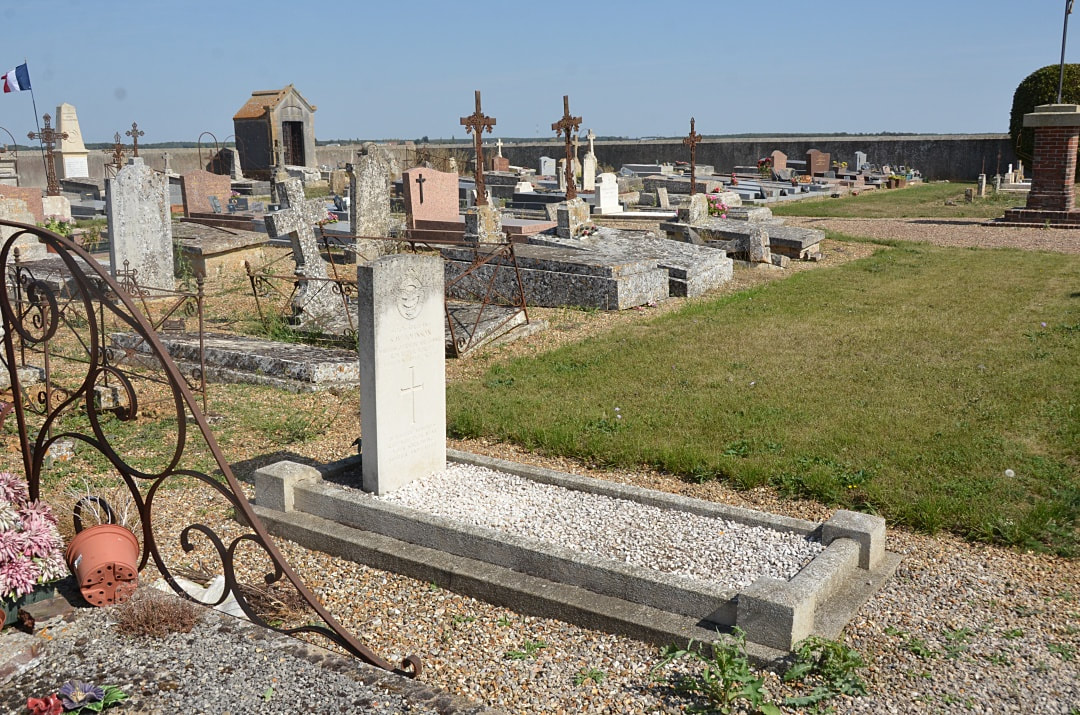 Garancières-en-Drouais Communal Cemetery