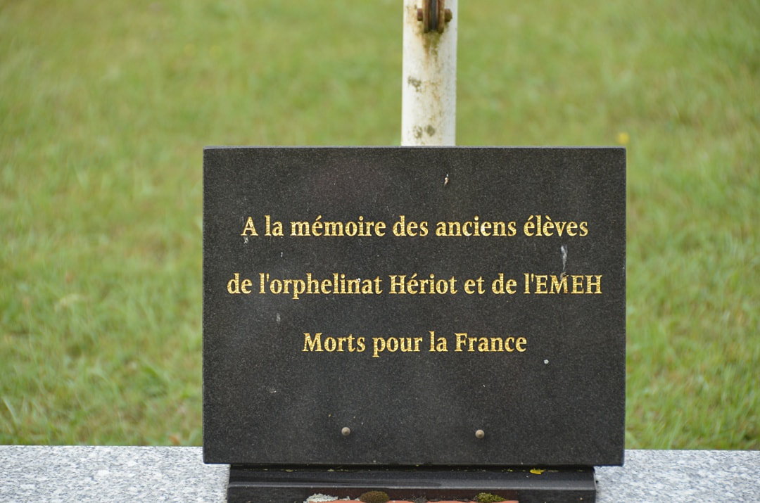 La Boissière-École Communal Cemetery