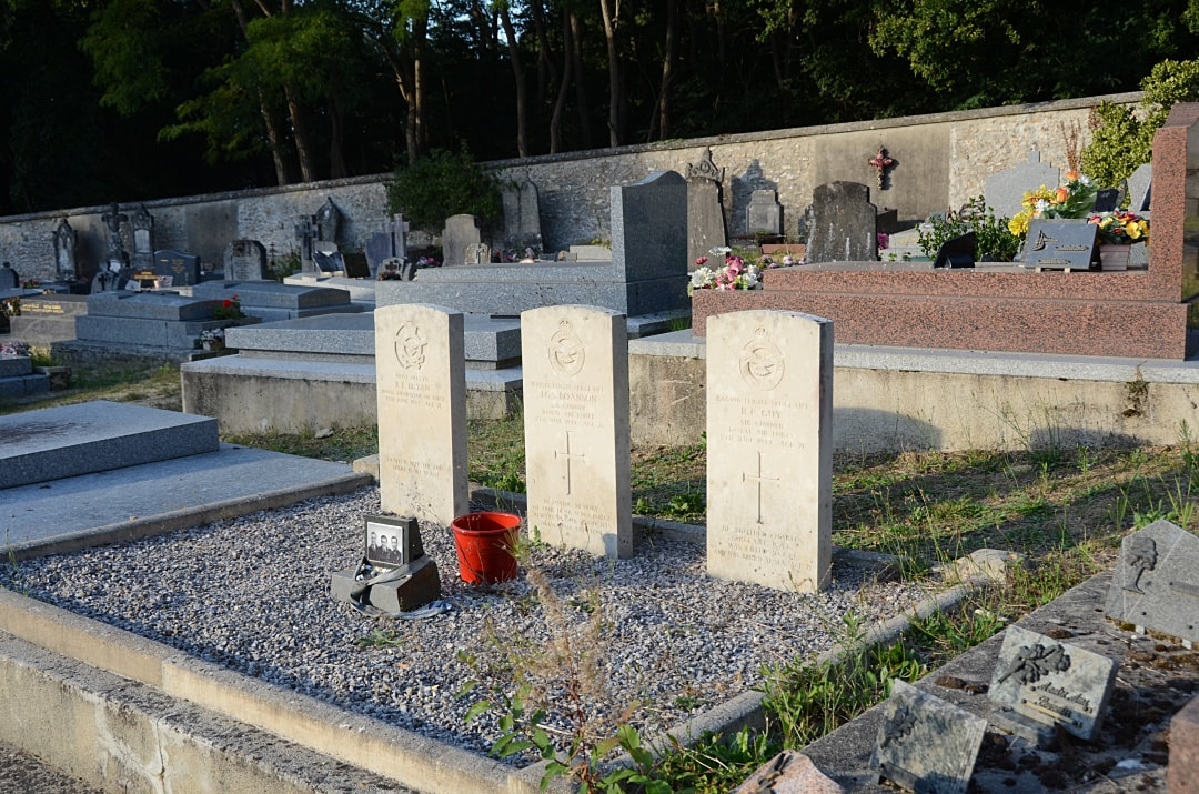 La Celle-les-Bordes Communal Cemetery
