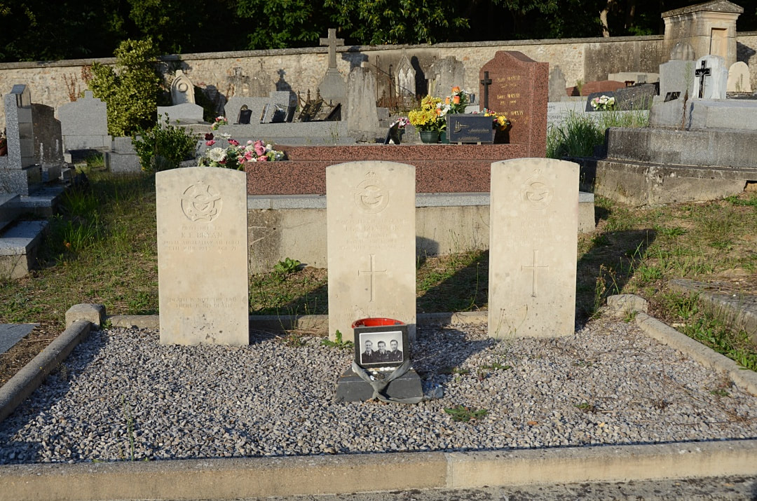 La Celle-les-Bordes Communal Cemetery