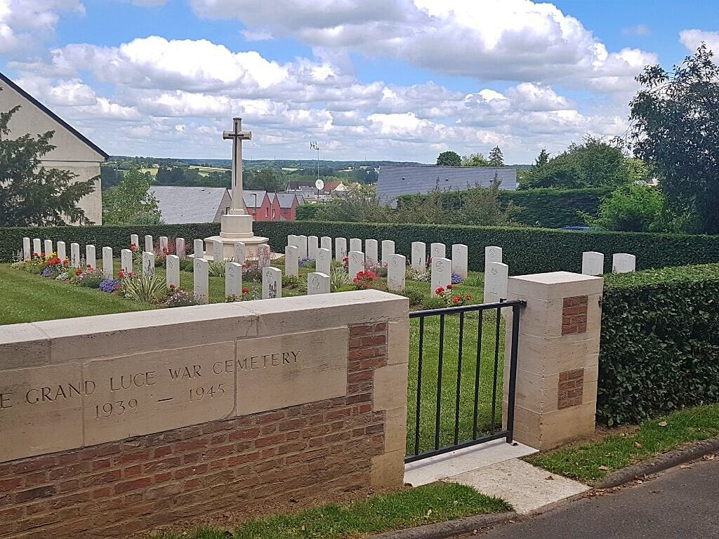 Le Grand-Lucé War Cemetery
