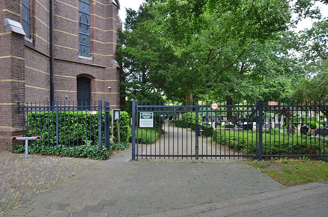 Oisterwijk (St. Peter) Roman Catholic Churchyard