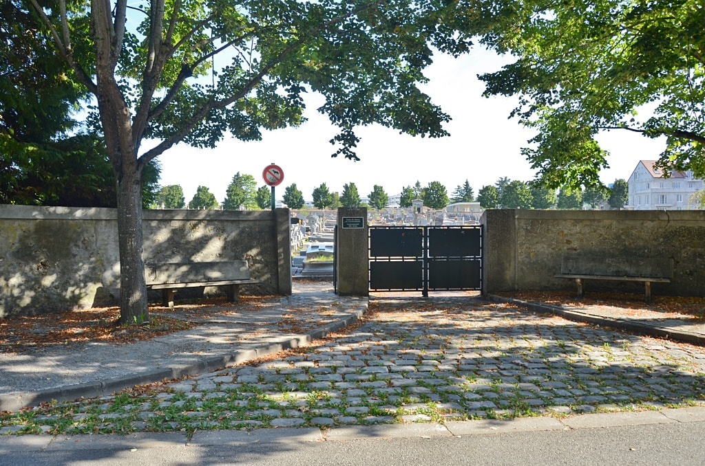 Plaisir Communal Cemetery