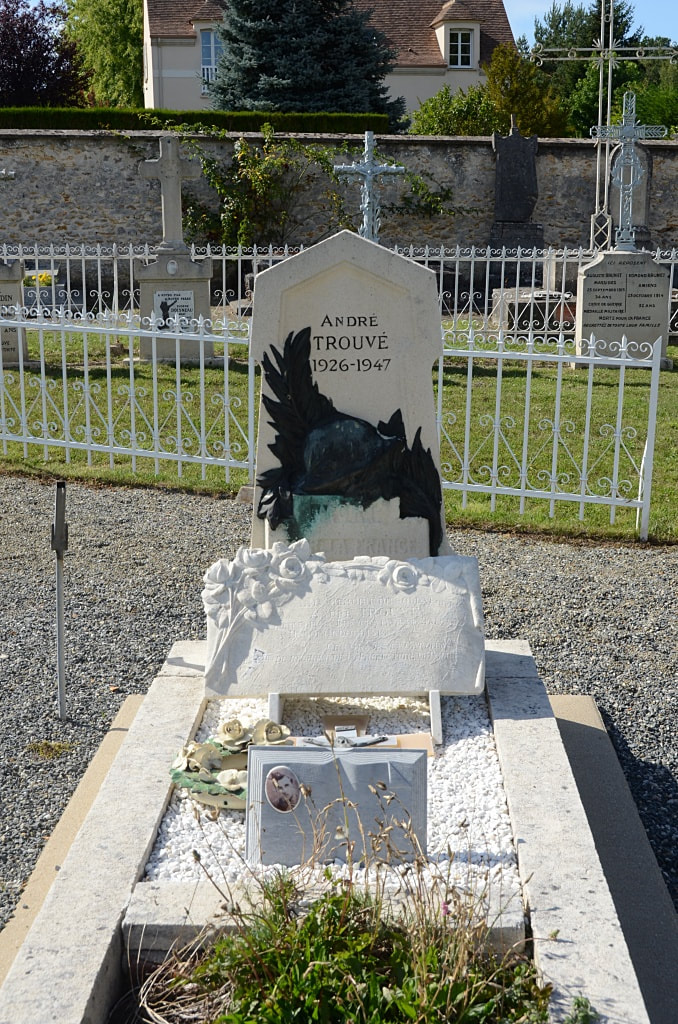 Poigny-la-Forêt Communal Cemetery