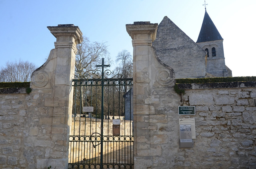 Presles-et-Thierney Churchyard