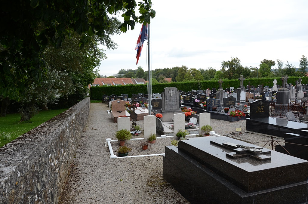 Samer Communal Cemetery - World War Two Cemeteries - A photographic ...