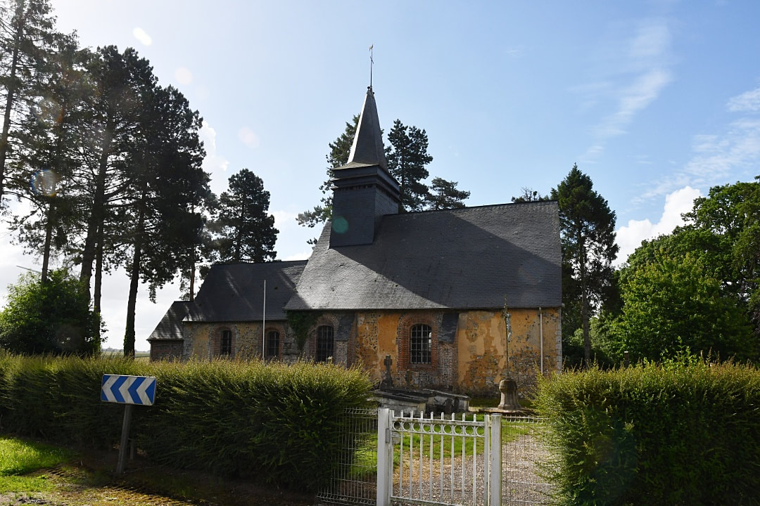 St Pierre-Bénouville (Draqueville) Churchyard
