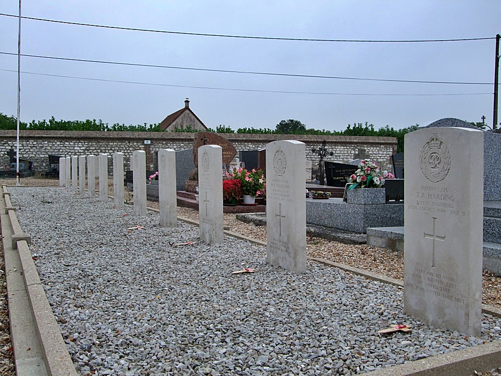 St. Pierre-du-Vauvray Communal Cemetery
