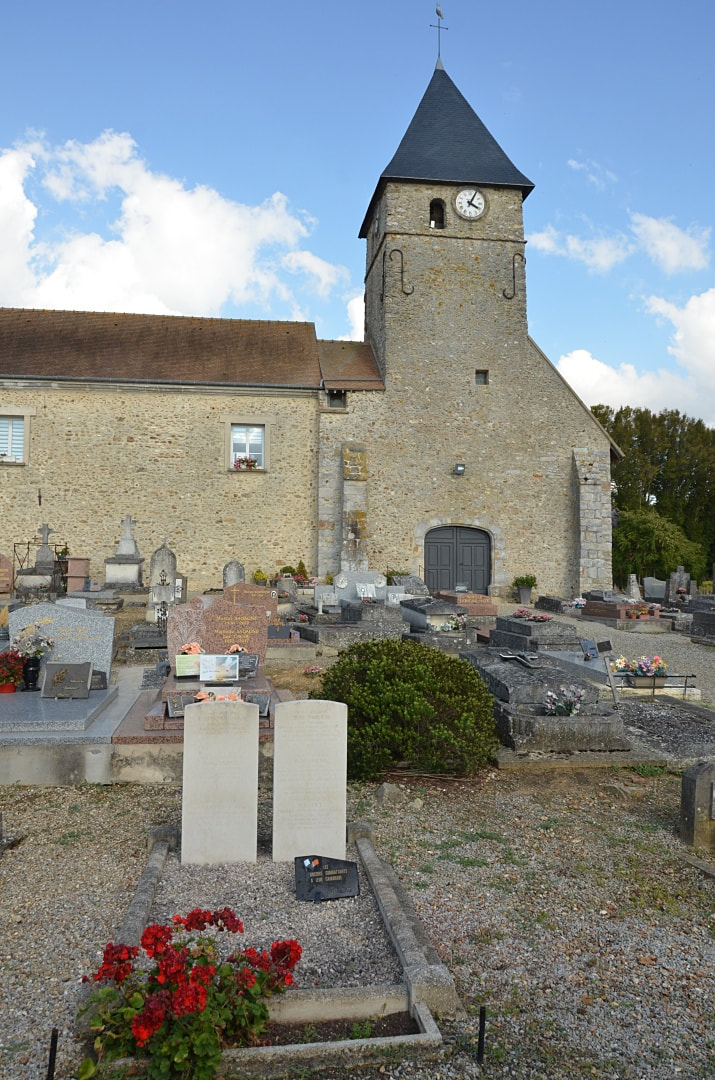 Tacoignières Churchyard